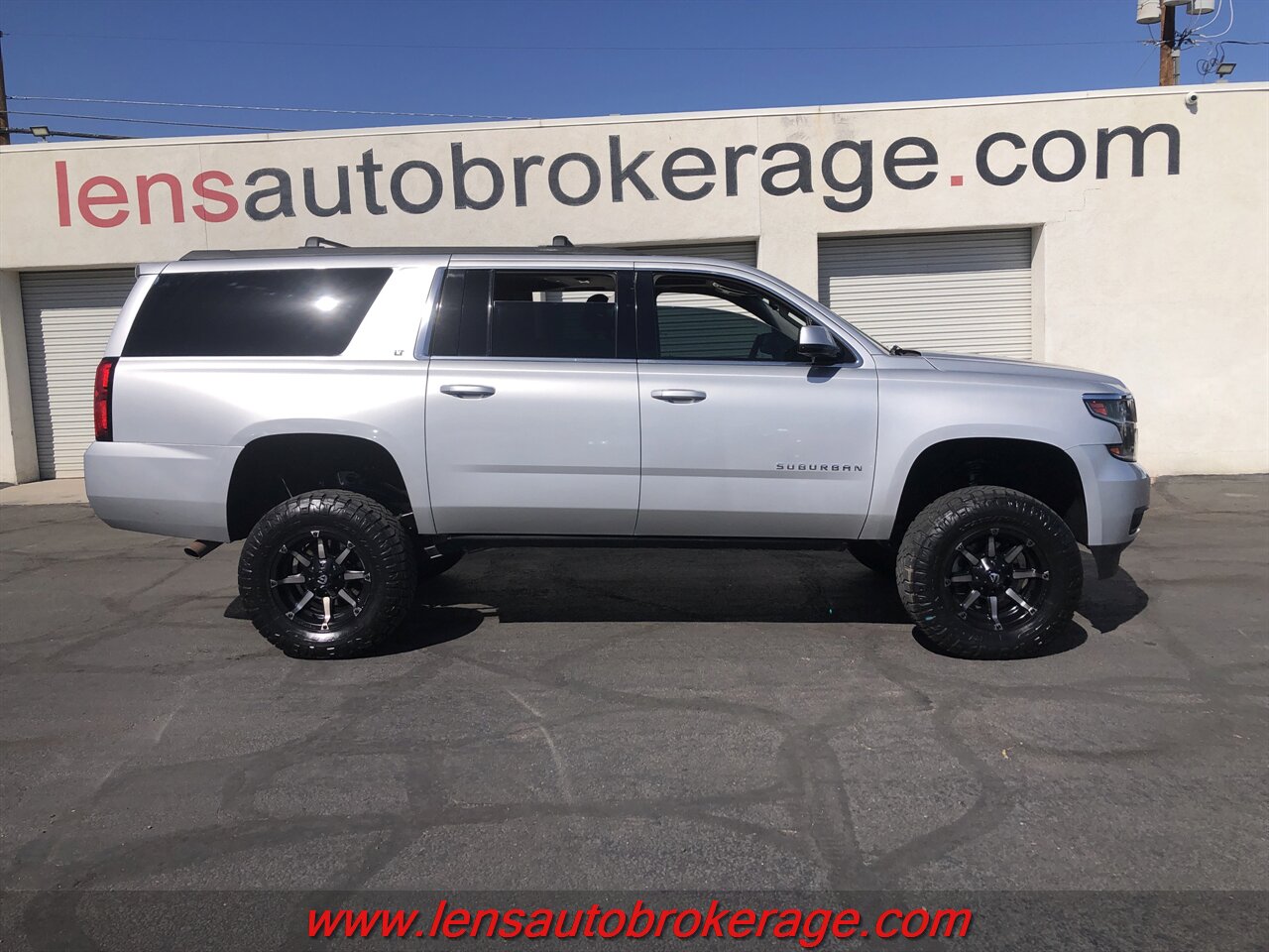 2019 Chevrolet Suburban LT image 1