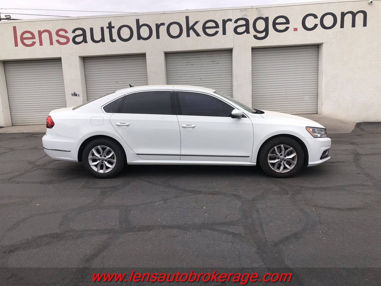 2017 Volkswagen Passat 1.8T S image 1