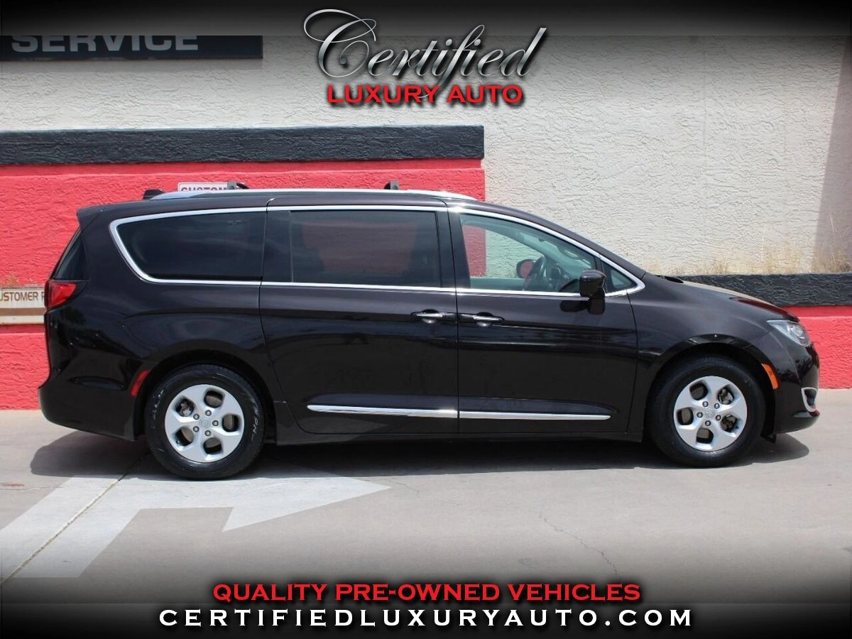 2017 Certified Pre-Owned Chrysler Pacifica image 1