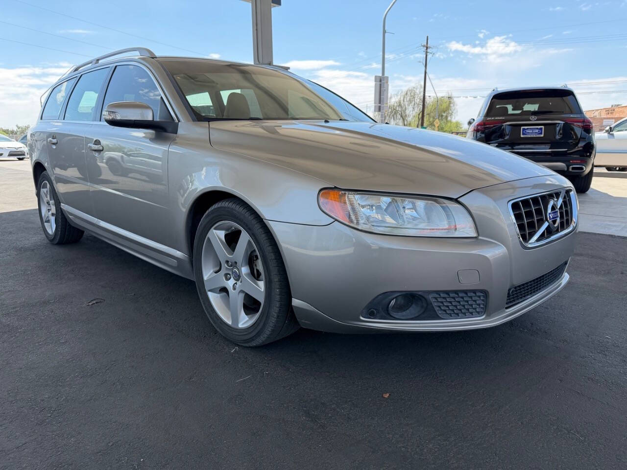 2010 Volvo V70 image 1