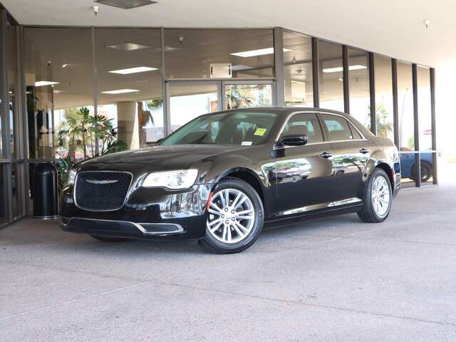 2018 Used Chrysler 300 Touring image 1
