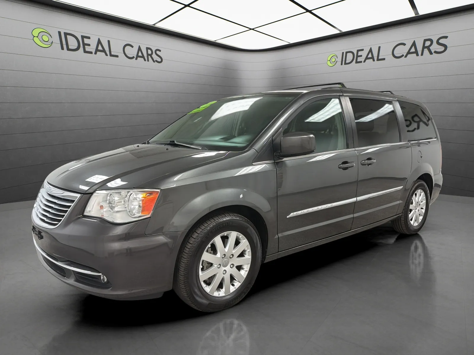2016 Used Chrysler Town and Country image 1