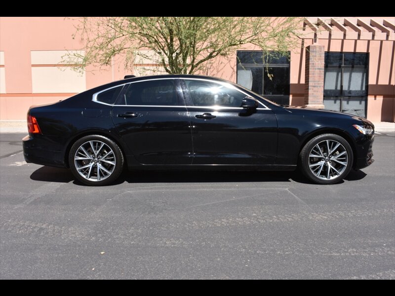 2017 Volvo S90 T5 Momentum image 1